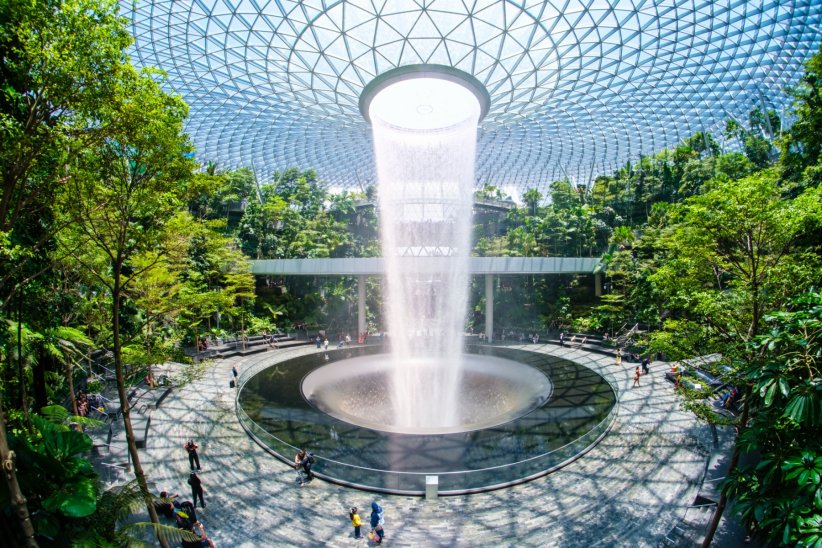 La fontaine de l'aéroport Jewel Changi, à Singapour : une chute d'eau en intérieur La fontaine de l'aéroport Jewel Changi, à Singapour : une chute d'eau en intérieur