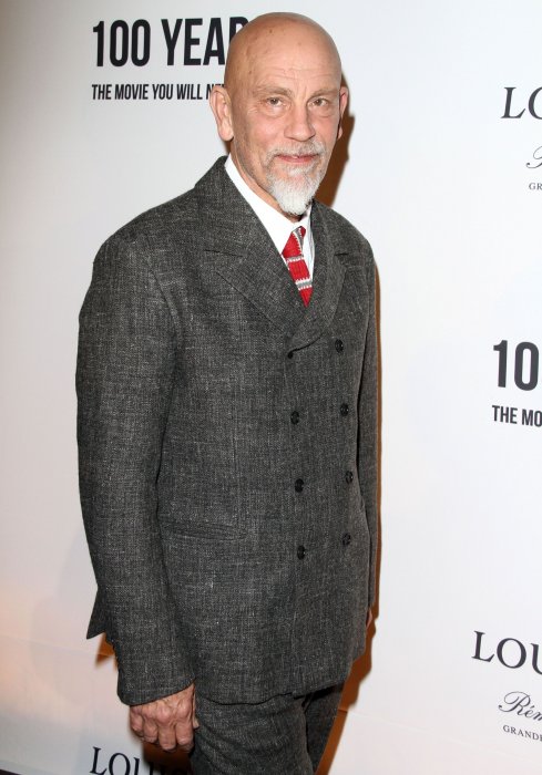 John Malkovich s'improvise urgentiste sur un trottoir John Malkovich s'improvise urgentiste sur un trottoir