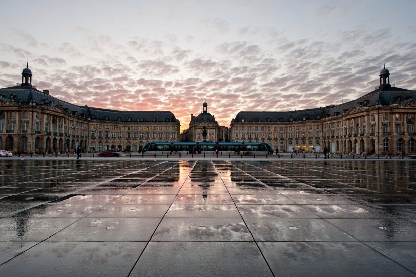 La place de la Bourse et son Miroir d'eau La place de la Bourse et son Miroir d'eau