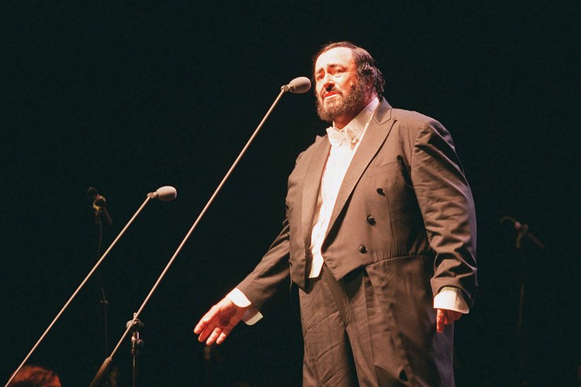 Luciano Pavarotti : un clou tordu dans sa poche Luciano Pavarotti : un clou tordu dans sa poche
