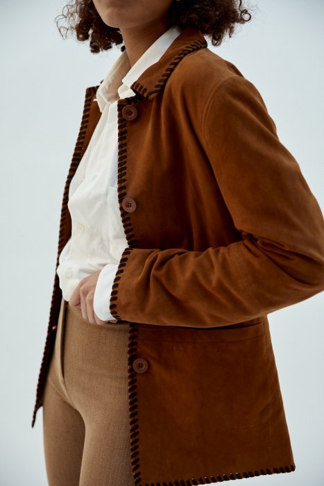 Une veste en daim pour la mi-saison Une veste en daim pour la mi-saison