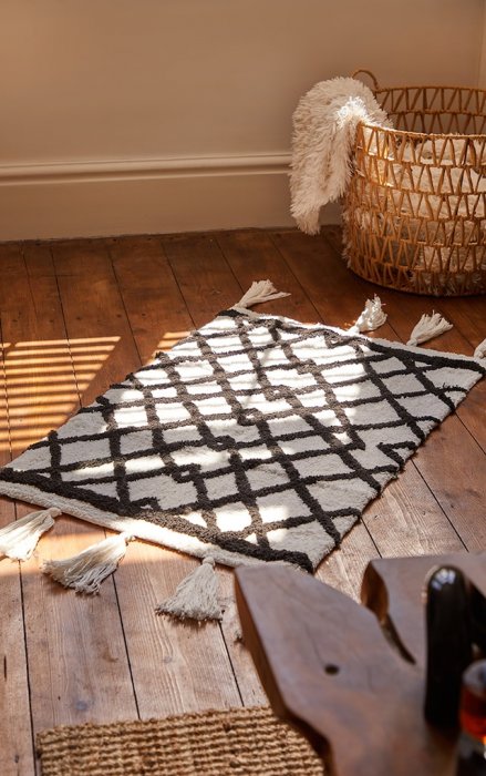 Un tapis à pompons et zigzags Un tapis à pompons et zigzags