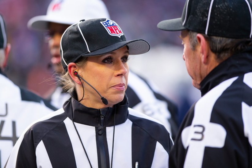 Sarah Thomas, première femme à arbitrer une rencontre éliminatoire de NFL Sarah Thomas, première femme à arbitrer une rencontre éliminatoire de NFL