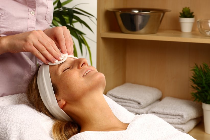 Le soin du visage désincrustant du Spa dans le Noir Le soin du visage désincrustant du Spa dans le Noir