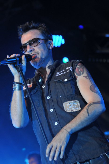 Florent Pagny se fait tatouer depuis presque 20 ans Florent Pagny se fait tatouer depuis presque 20 ans