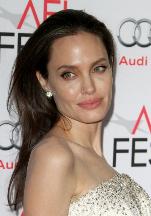 Angelina Jolie : des parties de jambes en l'air qui s'éternisent Angelina Jolie : des parties de jambes en l'air qui s'éternisent