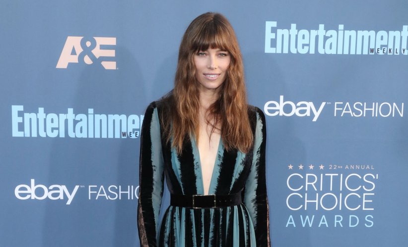 Jessica Biel avec le combo cheveux bouclés et frange droite Jessica Biel avec le combo cheveux bouclés et frange droite