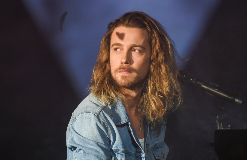 Julien Doré : barbe blonde et cheveux longs Julien Doré : barbe blonde et cheveux longs