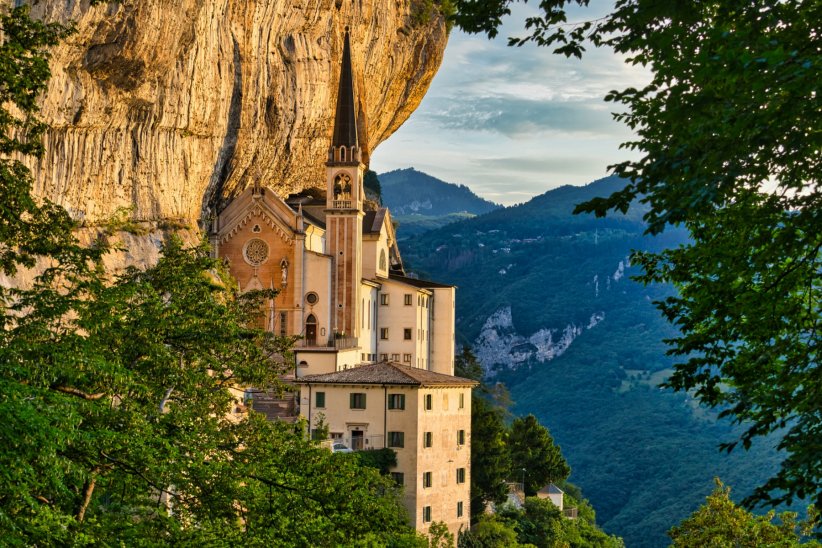 Le sanctuaire Madonna della Corona en Italie Le sanctuaire Madonna della Corona en Italie