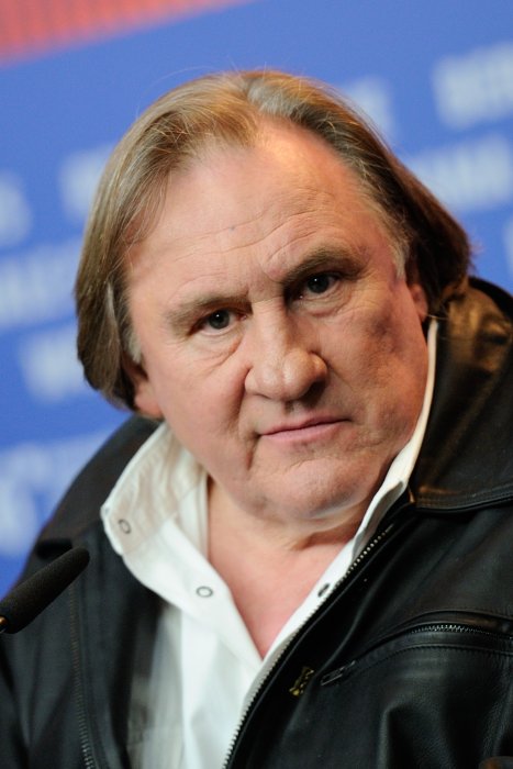 Gérard Depardieu se paie le luxe d'avoir une oreillette Gérard Depardieu se paie le luxe d'avoir une oreillette