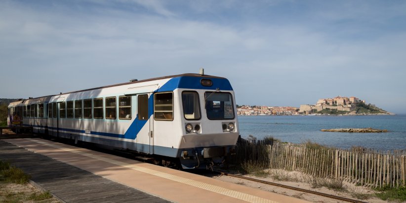 Le train Bastia-Ajaccio : les côtes corses en panoramique Le train Bastia-Ajaccio : les côtes corses en panoramique
