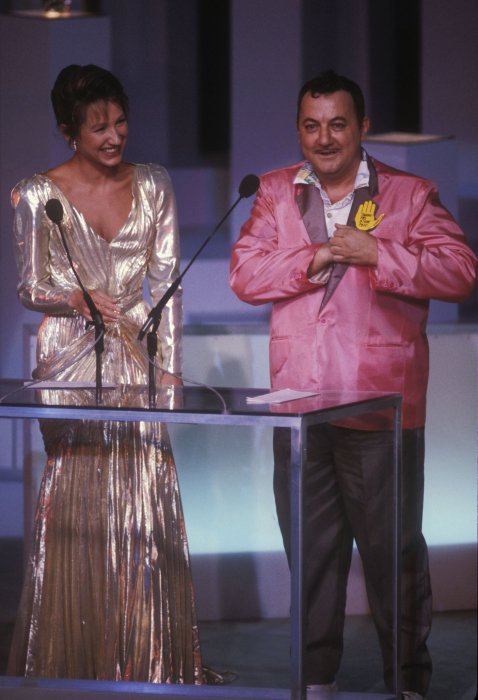 Coluche et la fausse lettre d'excuses d'Alain Delon Coluche et la fausse lettre d'excuses d'Alain Delon