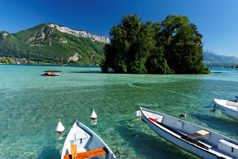 Les pieds dans l'eau au lac d'Annecy Les pieds dans l'eau au lac d'Annecy