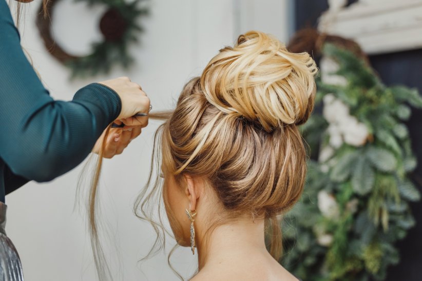 Réaliser une coiffure de fête tendance Réaliser une coiffure de fête tendance