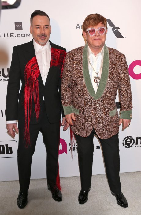 Elton John et David Furnish : une mère porteuse après des soucis d'adoption Elton John et David Furnish : une mère porteuse après des soucis d'adoption