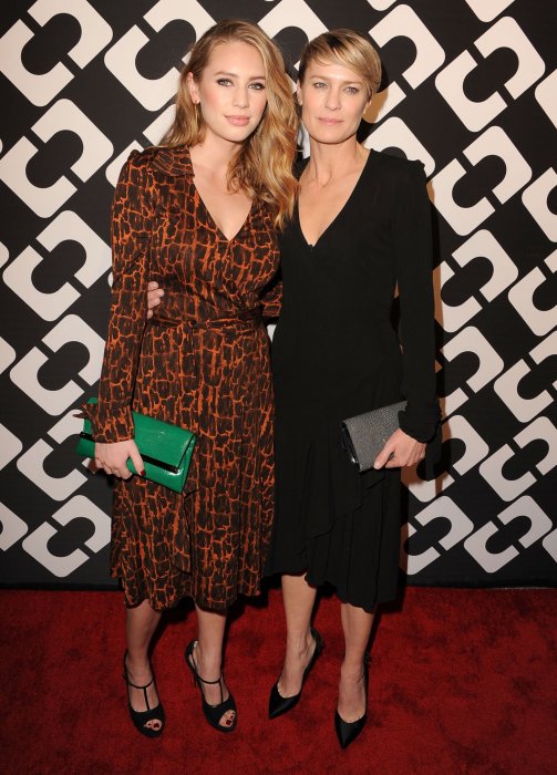 Dylan Penn a la chance de ressembler à sa mère Robin Wright Dylan Penn a la chance de ressembler à sa mère Robin Wright