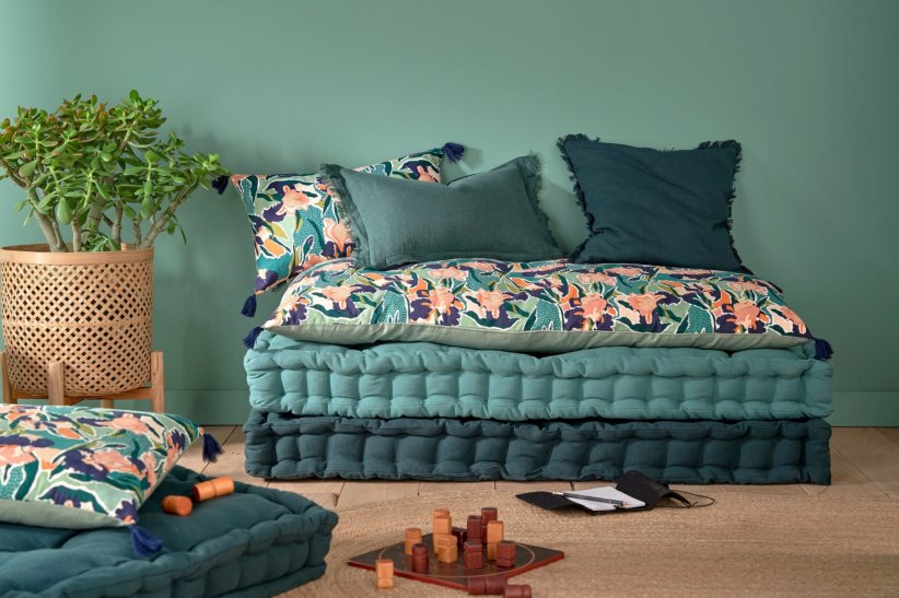 Une mini banquette en matelas et coussins Une mini banquette en matelas et coussins