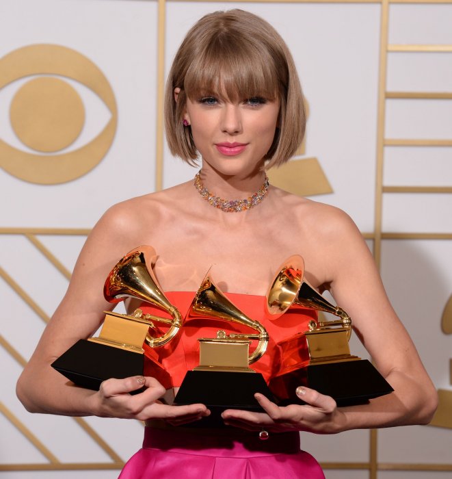 Taylor Swift sur le tapis rouge des Grammy Awards le 15 février 2016. Taylor Swift sur le tapis rouge des Grammy Awards le 15 février 2016.