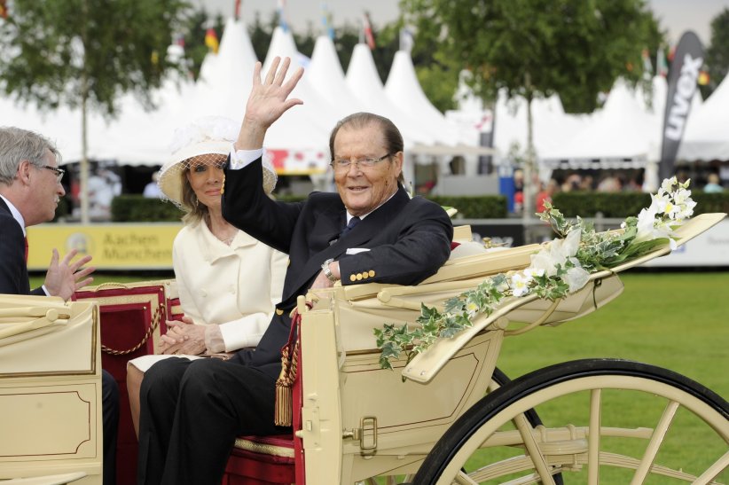 Roger Moore : battu par ses deux premières femmes Roger Moore : battu par ses deux premières femmes