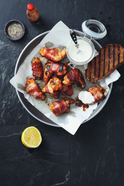 Bouchées de poulet roulées au lard