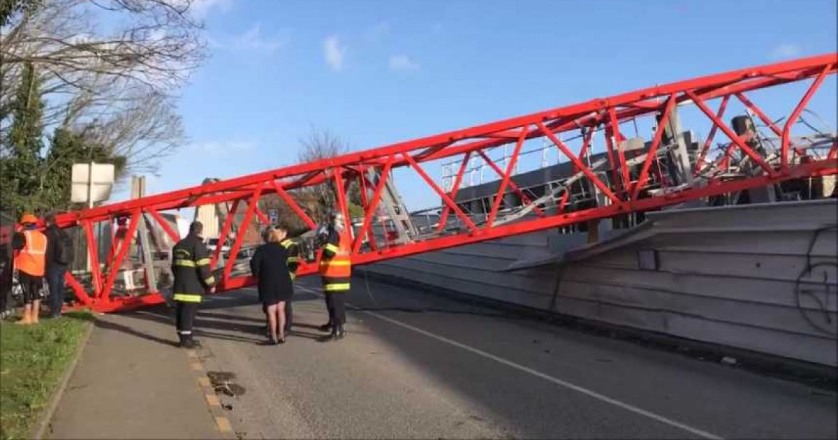 Une grue de chantier s'effondre sur une route de Saint-Andr&eacute;-lez-Lille sans faire de victime - Orange