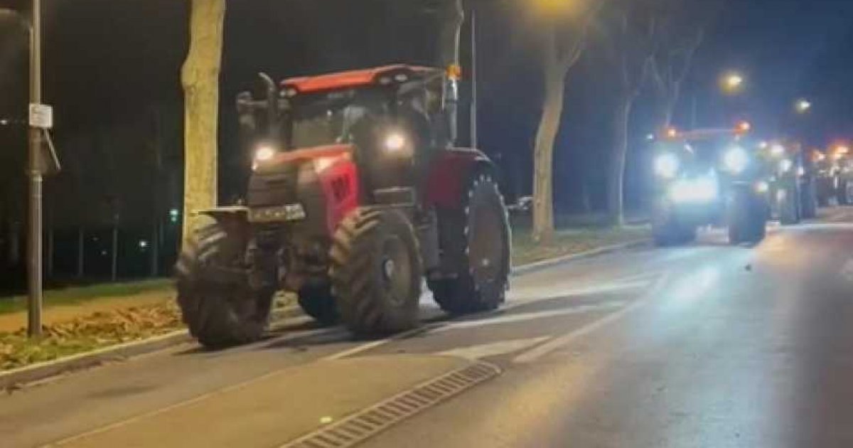 Après la messe, en plein air à Cambrai, les agriculteurs s’installent au  rond-point du contournement à Proville
