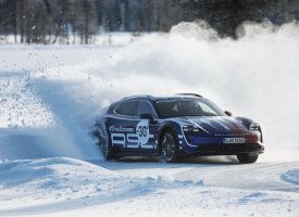 Course poursuite entre un drone et le Porsche Taycan Turbo Cross Turismo
