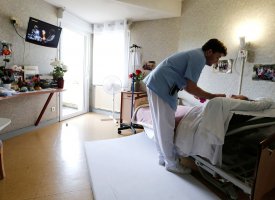 Covid-19 : vers une vaccination obligatoire pour les soignants en Ehpad ?
