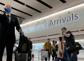 Début de la quarantaine pour les voyageurs en Grande-Bretagne