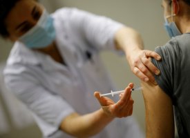 Vaccination : 400.000 salariés de la "deuxième ligne" vont bénéficier d'un accès prioritaire dès samedi