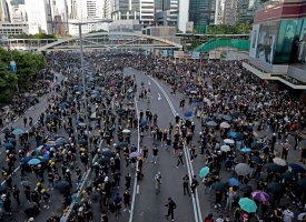 Hong Kong active des lois d'urgence face aux manifestants