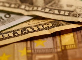 Devises : la Fed assouplit un peu le ton, le dollar baisse