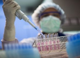 Covid-19 : Sanofi "réfléchit" à produire des vaccins concurrents