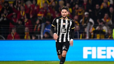 Un jugador de Angers marca contra Messi.