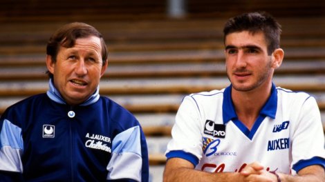 Cantona και «τα λουκέτα στα παράθυρα» του Guy Roux