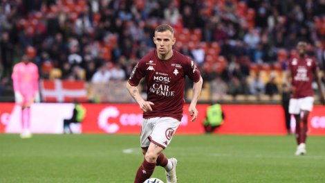 Une arbitre au tapis lors d'un match amical ...