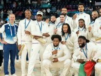 L'équipe de France masculine : médaille d'argent en basket L'équipe de France masculine : médaille d'argent en basket