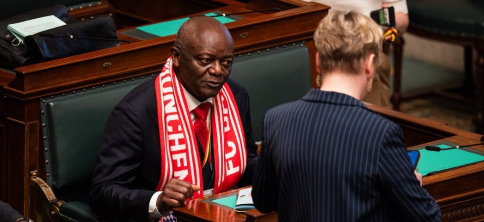 Quand le père de Kompany arrive au Parlement belge avec une écharpe du Bayern