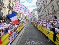 21e étape : La folle ambiance de la rue Lepic 21e étape : La folle ambiance de la rue Lepic