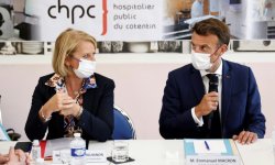 Macron au chevet du système de santé dans un centre hospitalier à Cherbourg