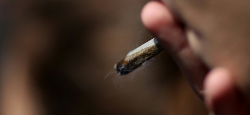 Consommation de cannabis : faut-il instaurer une simple contravention ?