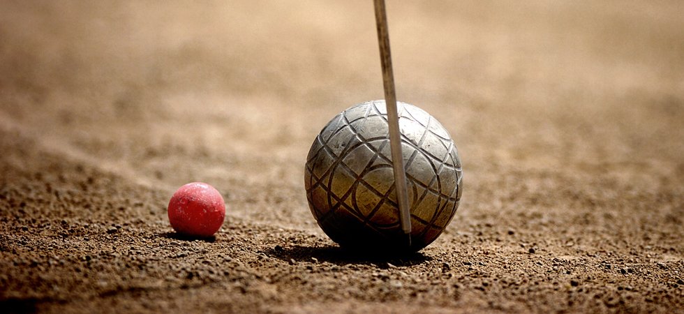 Pyrénées-Orientales : un homme tué par l'explosion d'une boule de pétanque oubliée dans un barbecue