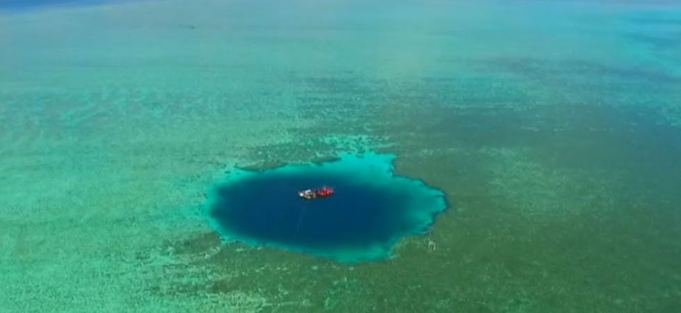 Mer de Chine : le trou bleu le plus profond du monde découvert