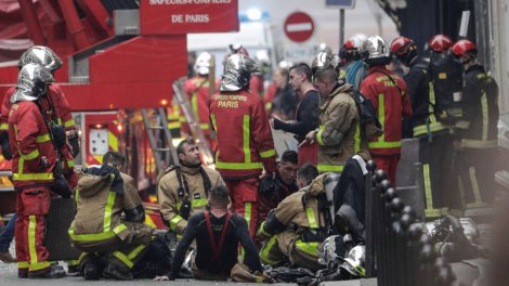 paris un hommage national aux deux pompiers morts dans l explosion de la rue de trevise