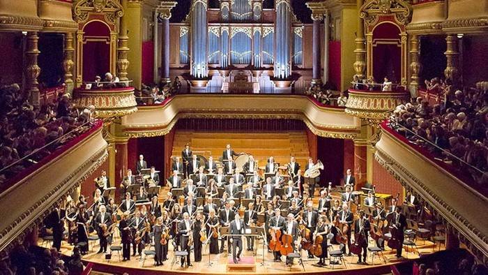 Jonathan Nott dirige Brahms et Stravinsky