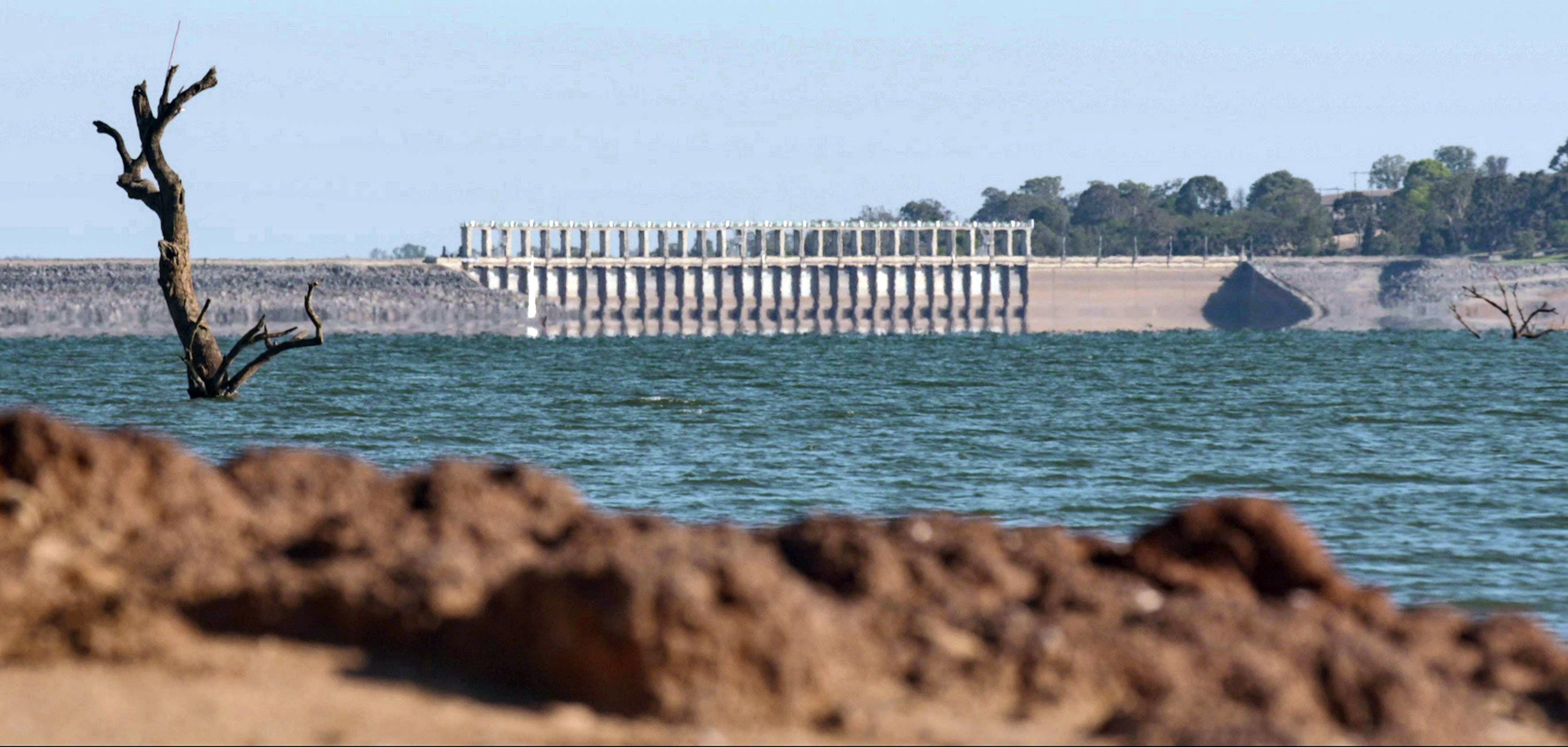 Main basse sur l'eau