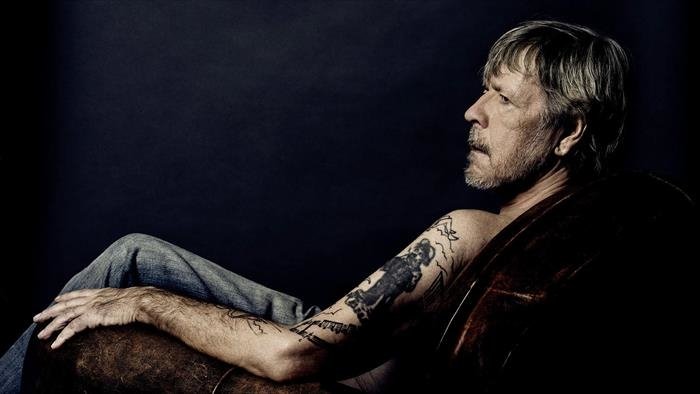 Renaud, toujours debout !