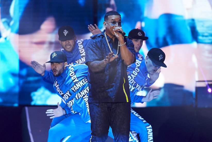 "Con Calma"- Daddy Yankee & SNoW "Con Calma"- Daddy Yankee & SNoW