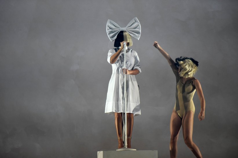 "Santa's Coming For Us" de Sia "Santa's Coming For Us" de Sia