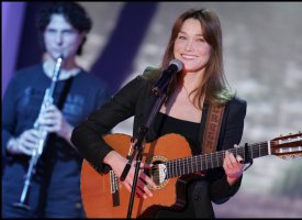 Carla Bruni signe son grand retour avec Quelque chose